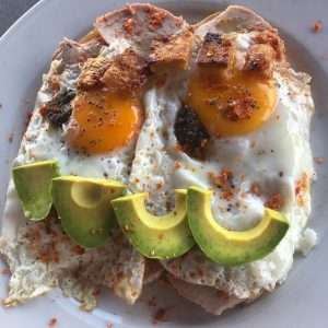 Tosta de desayuno especial huevos chicharrones trufa aguacate Restaurante La Cocina de Hande Maspalomas